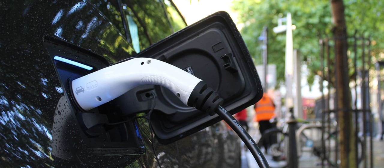 Sähköauto latauksessa