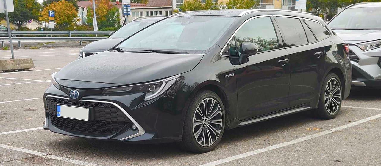 Toyota parkkiapaikalla